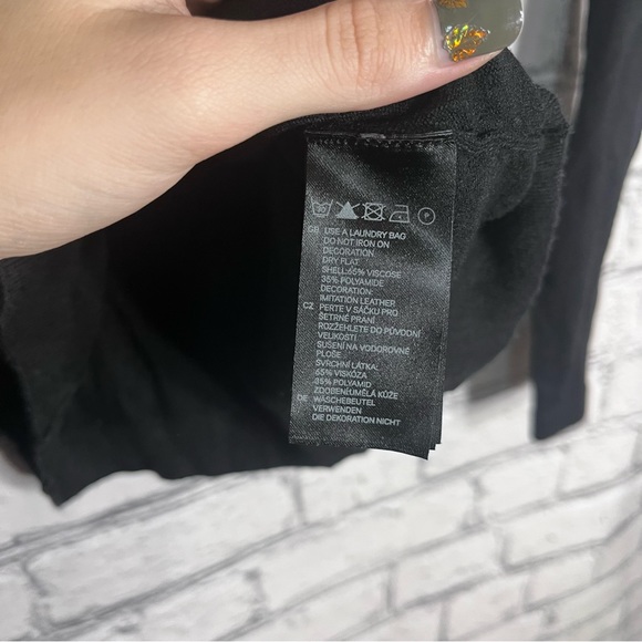 .!🌼3/$30🌼H&M Black Detailed Zip Up Sweater Size 4/Small - Picture 13 of 15
